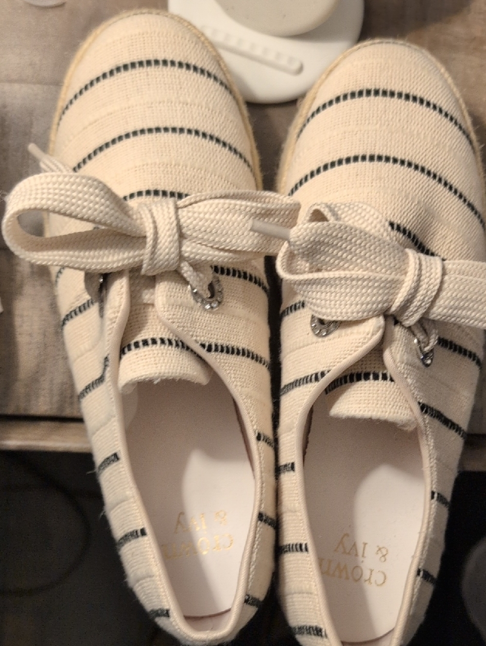 NWOT Crown And Ivy Canvas Tie On Shoes Size 8